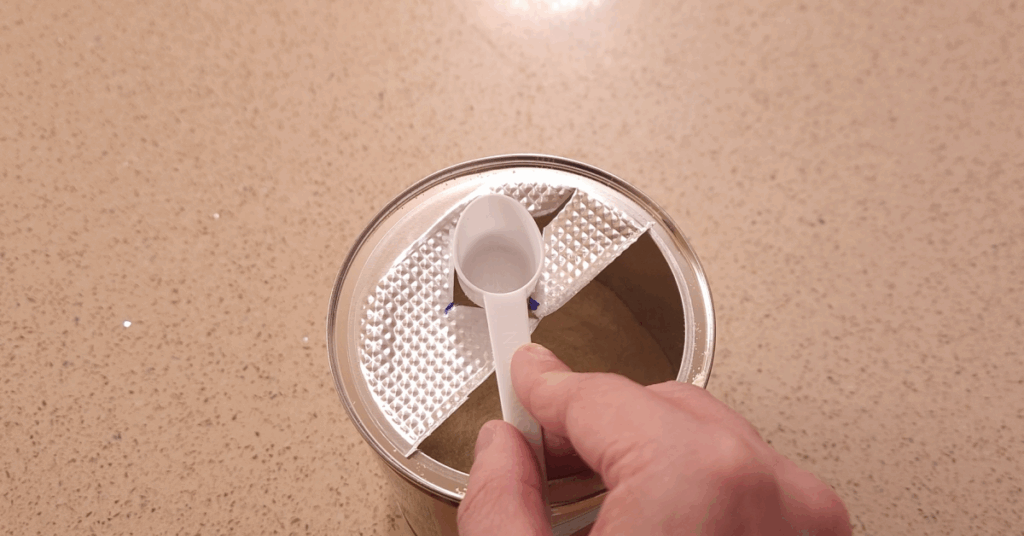 분유통 뚜껑에 십자가 홈을 만들어 분유 스푼을 분리 보관하는 꿀팁! 위생적인 분유 보관 방법부터 남은 분유까지 깔끔히 쓰는 요령, 안전 체크와 대안까지 정리했습니다.