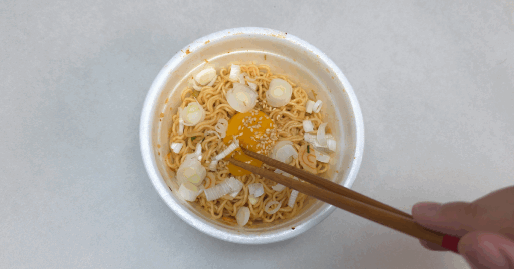 육개장 사발면 레시피 4 : 계란 노른자와 대파 넣고 비비기