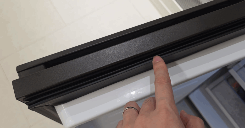 냉장고 안 시원함이 사라졌다면, 고무패킹 문제일 수 있습니다. 드라이기를 활용한 간단한 냉장고 온도 조절 꿀팁을 확인하고, 시원한 냉장고를 되찾아 보세요.