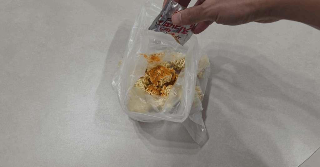 당장 전자레인지에 생라면을 통째로 넣어보세요. 최고의 전자레인지요리 라면땅이 됩니다. 끓인 것보다 더 맛있습니다.