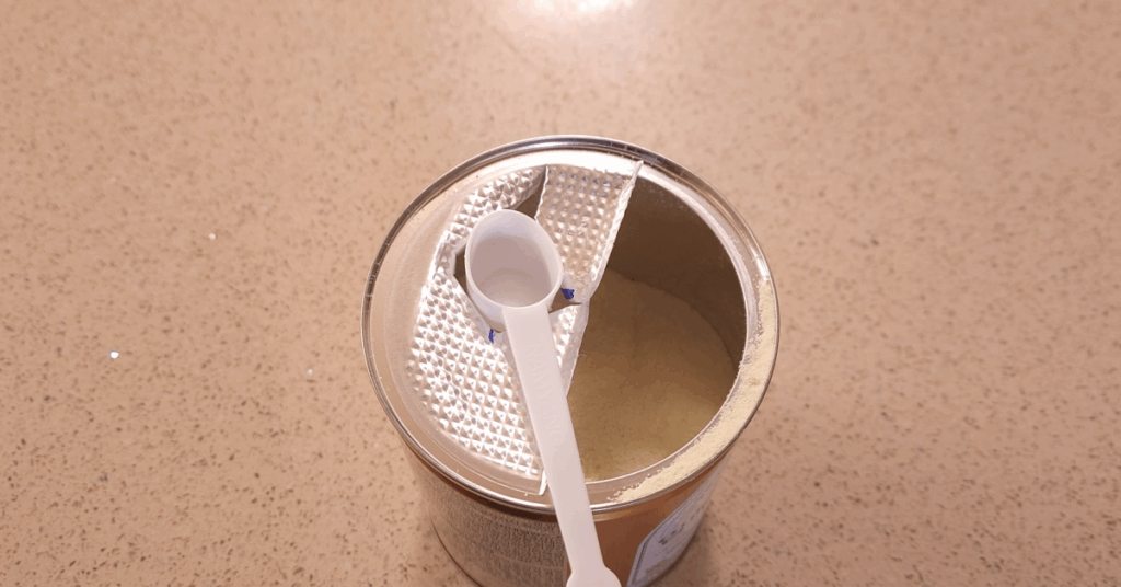 분유통 뚜껑에 십자가 홈을 만들어 분유 스푼을 분리 보관하는 꿀팁! 위생적인 분유 보관 방법부터 남은 분유까지 깔끔히 쓰는 요령, 안전 체크와 대안까지 정리했습니다.