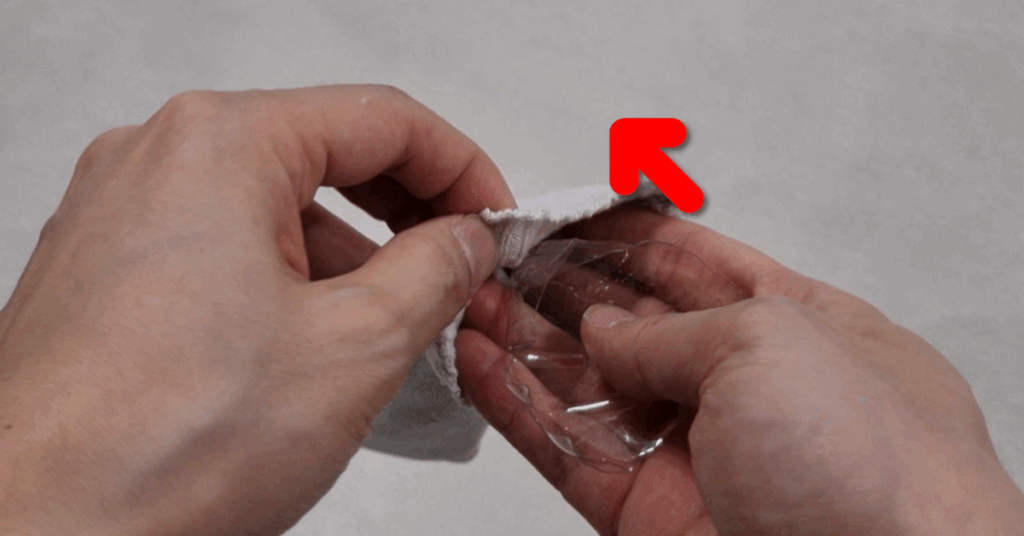 창틀 청소 도구 만들기 5 : 깔대기 모양의 커피컵 조각을 양말에 넣어주세요.