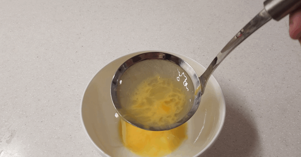 전자레인지 계란찜 레시피로 5분 만에 닭발집보다 더 부드러운 푸딩 계란찜 완성! 전자레인지 요리 초보도 쉽게 따라 할 수 있는 전자레인지 계란찜 하는법을 소개합니다.