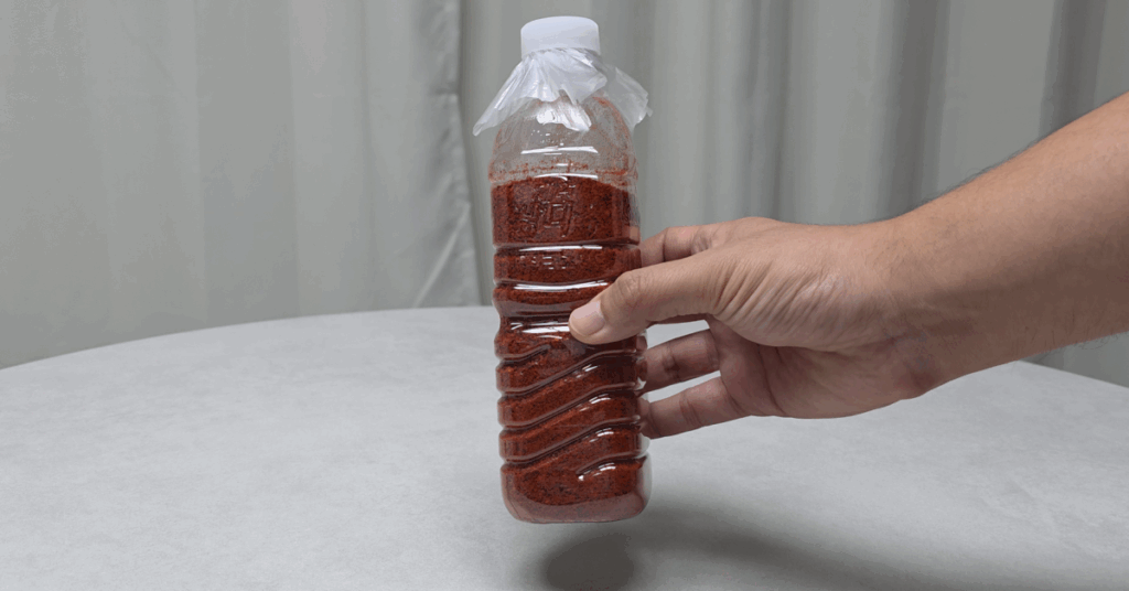 고춧가루 보관법 핵심은 공기, 수분, 빛 차단입니다. 페트병+비닐 밀봉으로 냉장고,냉동실 보관하면 맛과 색을 1년 이상 유지! 고춧가루 유통기한, 곰팡이 예방법까지 완벽 정리.