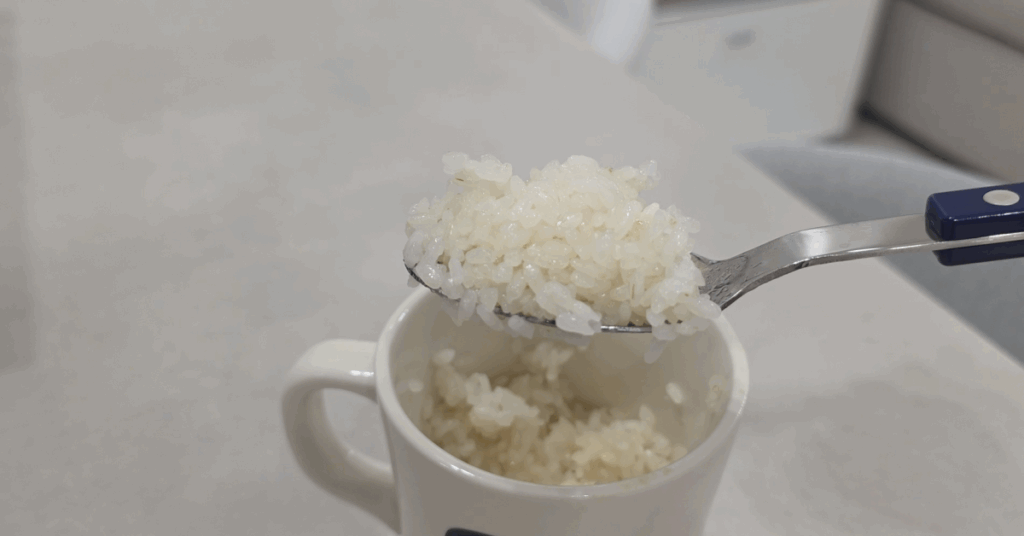 머그컵 하나로 전자레인지로 밥하기! 10분 만에 맛있는 밥 짓기 완성하는 방법을 소개합니다. 머그컵 밥 짓기, 전자레인지 머그컵 밥, 누구나 쉽게 따라 하는 레시피입니다.