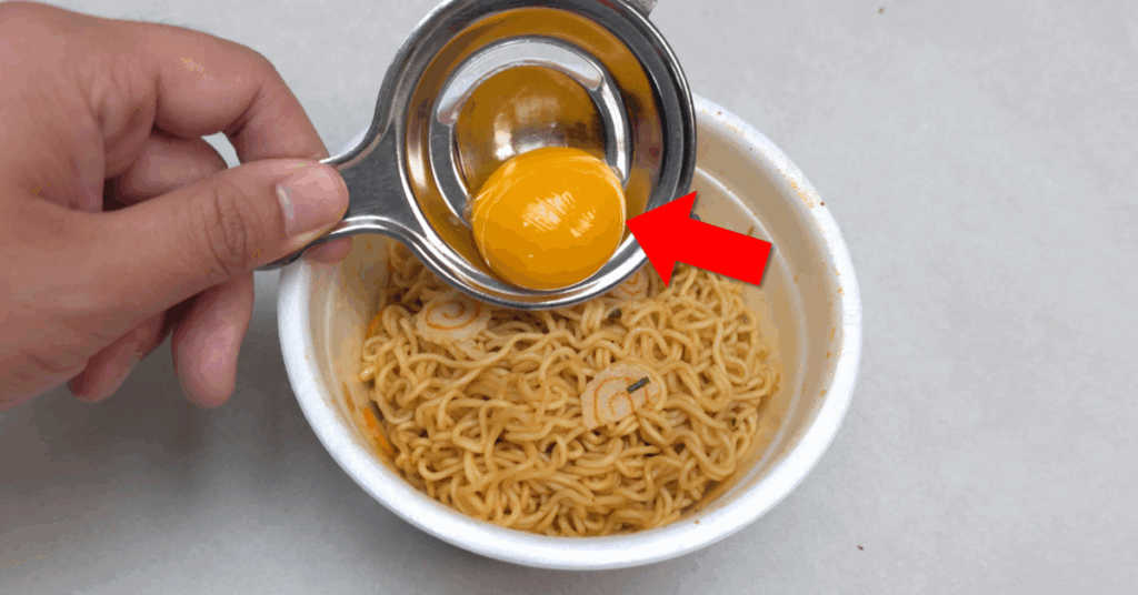 육개장 사발면 계란 노른자 넣기