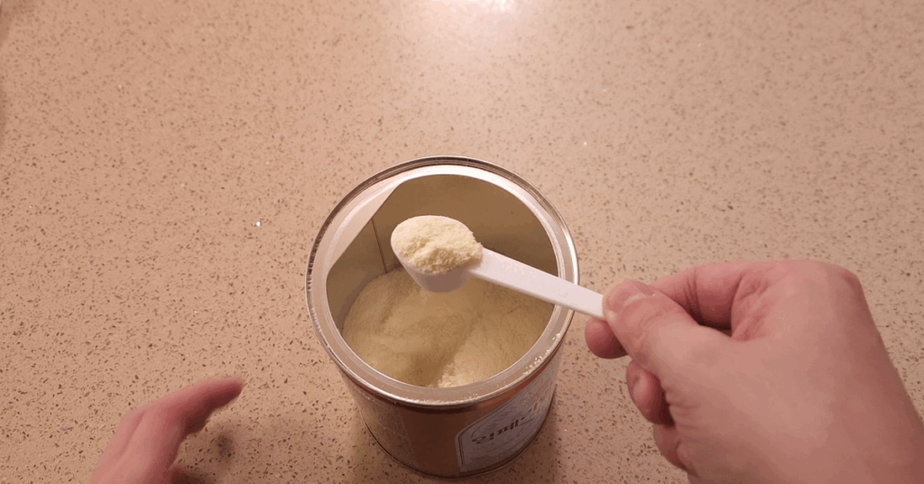 분유통 뚜껑에 십자가 홈을 만들어 분유 스푼을 분리 보관하는 꿀팁! 위생적인 분유 보관 방법부터 남은 분유까지 깔끔히 쓰는 요령, 안전 체크와 대안까지 정리했습니다.