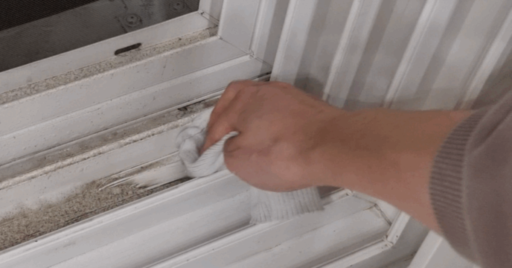 아까 만든 창틀 청소 도구로 창틀 청소 하기