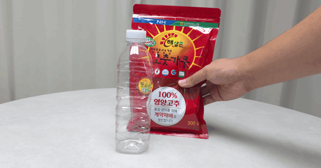 고춧가루 보관법 핵심은 공기, 수분, 빛 차단입니다. 페트병+비닐 밀봉으로 냉장고,냉동실 보관하면 맛과 색을 1년 이상 유지! 고춧가루 유통기한, 곰팡이 예방법까지 완벽 정리.