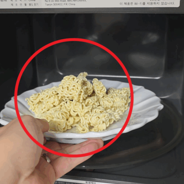 당장 전자레인지에 생라면을 통째로 넣어보세요. 최고의 전자레인지요리 라면땅이 됩니다. 끓인 것보다 더 맛있습니다.