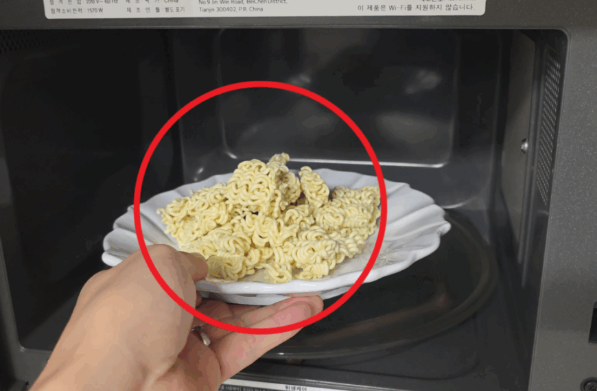 당장 전자레인지에 생라면을 통째로 넣어보세요. 최고의 전자레인지요리 라면땅이 됩니다. 끓인 것보다 더 맛있습니다. 4