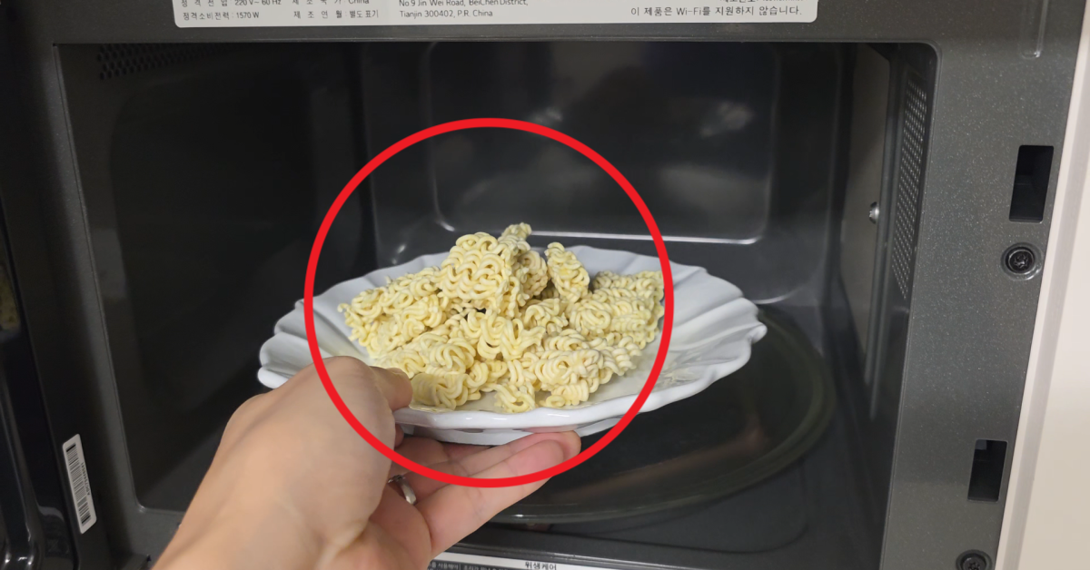 당장 전자레인지에 생라면을 통째로 넣어보세요. 최고의 전자레인지요리 라면땅이 됩니다. 끓인 것보다 더 맛있습니다. 1