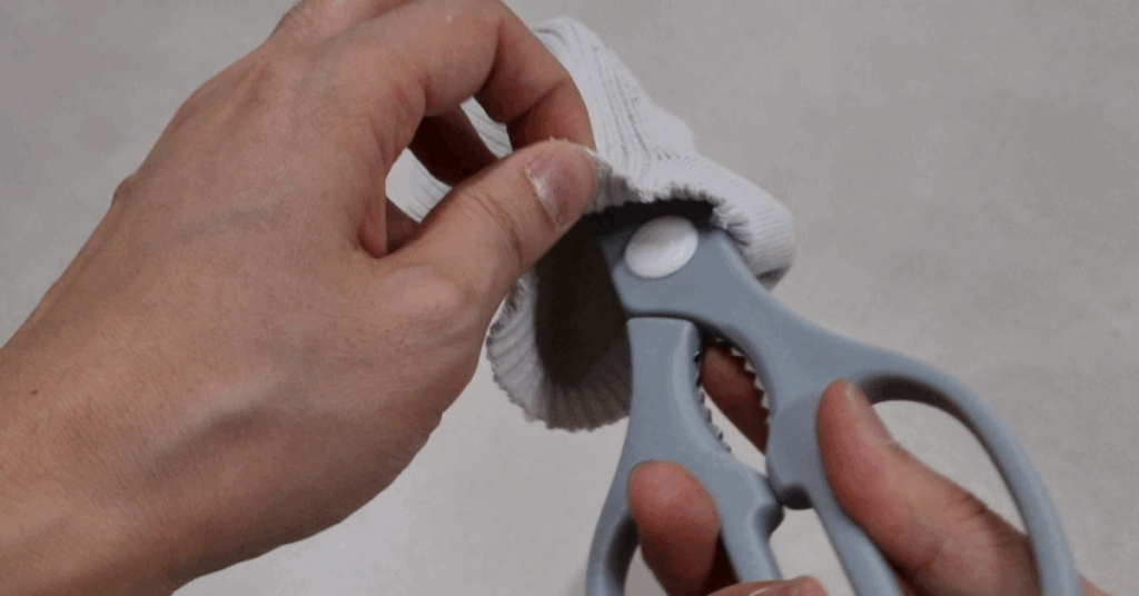 양말에 가위를 넣으면 새로운 창틀 청소 도구가 됩니다.