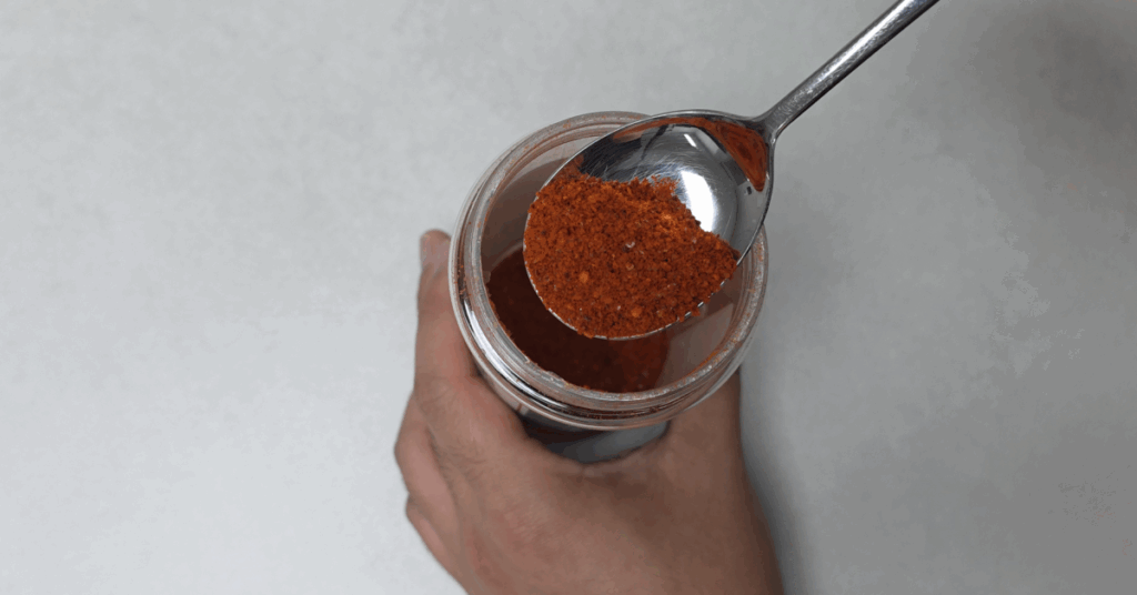 고춧가루 보관법 핵심은 공기, 수분, 빛 차단입니다. 페트병+비닐 밀봉으로 냉장고,냉동실 보관하면 맛과 색을 1년 이상 유지! 고춧가루 유통기한, 곰팡이 예방법까지 완벽 정리.