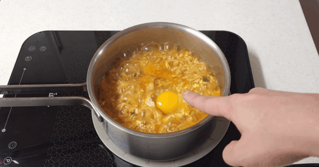 라면 맛있게 끓이는 법4_계란 넣는법