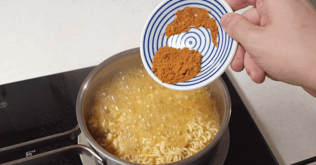 라면 맛있게 끓이는 법3_스프 넣는법