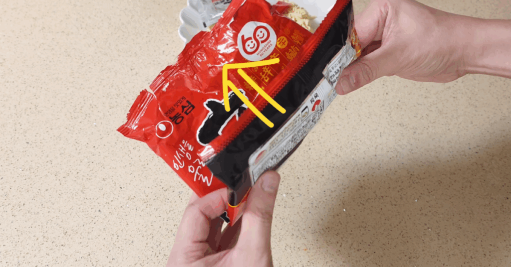 라면 맛있게 끓이는 법1_라면 봉투 반으로 접기