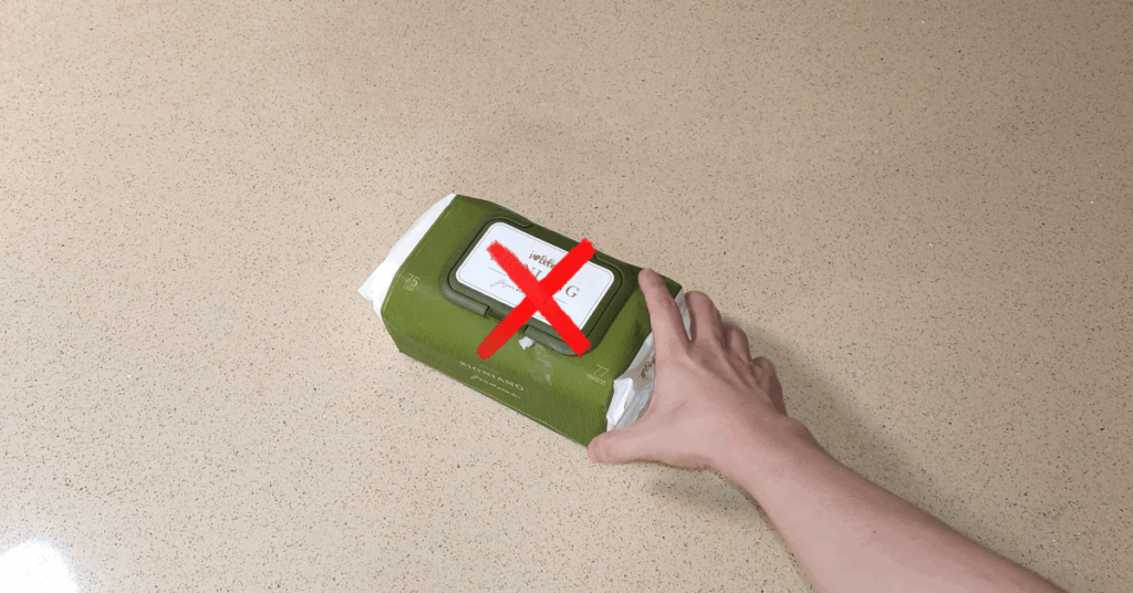 물티슈 성분 잔여물과 물티슈 세균 우려로 식탁에는 물티슈 사용 금지를 권합니다. 재질별 안전 청소법과 살림꿀팁을 정리해 가족 식탁을 깨끗하고 안전하게 관리하세요.