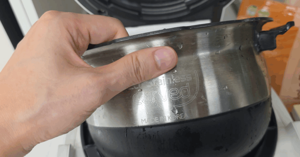 전기밥솥 내솥에서 쌀 씻기는 금물! 코팅 손상·금속 용출을 막는 쌀 씻기 핵심 과학과 쌀씻는 방법(쌀씻는 방법/쌀 씻는 법), 밥맛 살리는 살림 꿀팁을 정리했습니다.