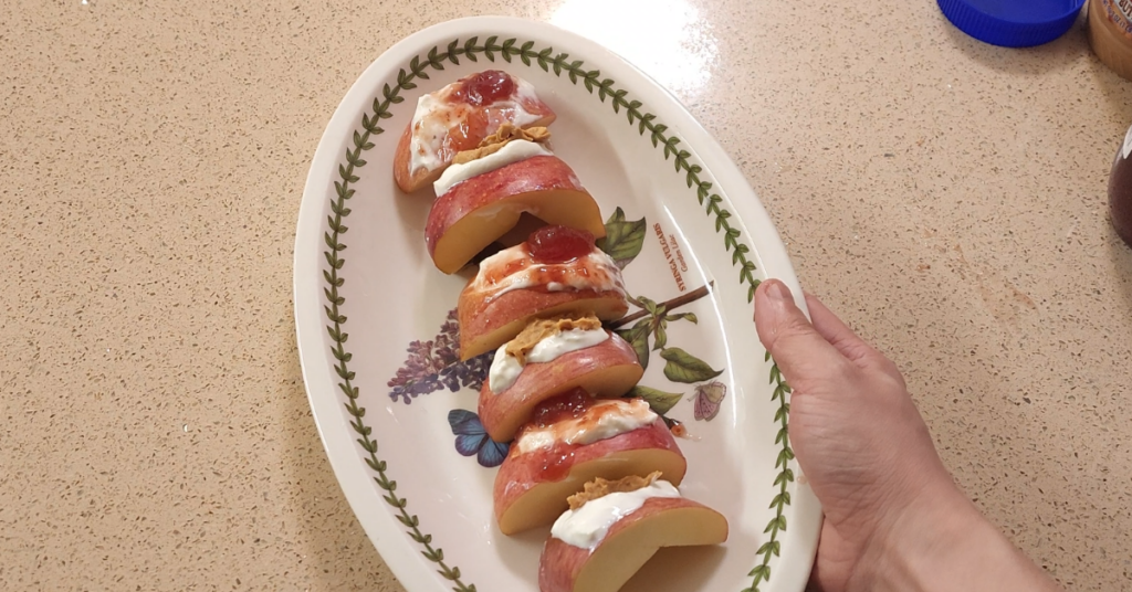 칼집 두 번으로 완성되는 맛있게 사과 먹는법을 소개합니다. 그릭요거트와 잼을 더해 간단하게 만드는 사과 레시피로 집에서도 고급 디저트를 즐겨 보세요.