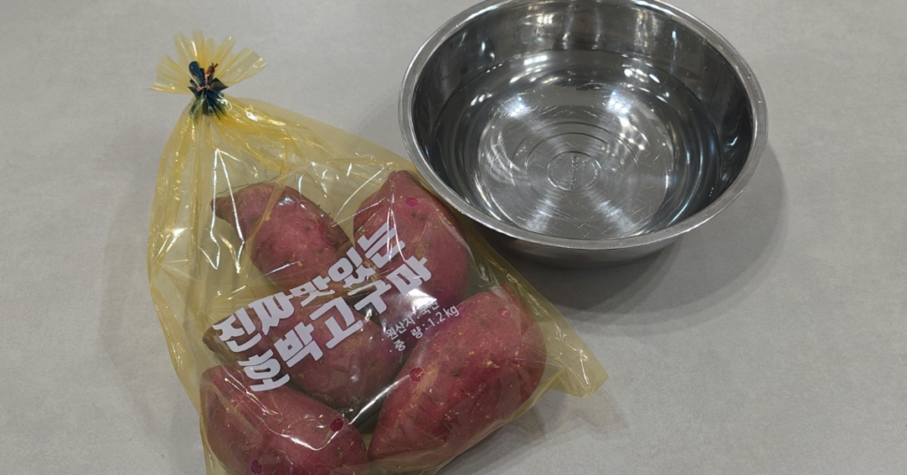 소금물 30분 담금만으로 고구마 삶는법이 달라집니다. 제철 고구마를 더 달콤하고 촉촉하게! 비율, 시간, 고구마 삶기·굽기·에어프라이어 팁까지 생활 꿀팁 총정리.