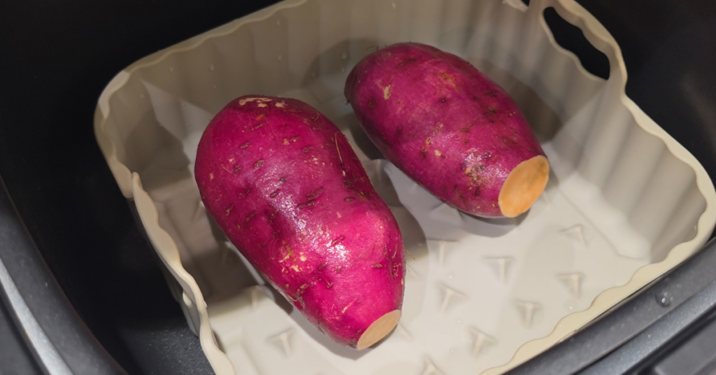 소금물 30분 담금만으로 고구마 삶는법이 달라집니다. 제철 고구마를 더 달콤하고 촉촉하게! 비율, 시간, 고구마 삶기·굽기·에어프라이어 팁까지 생활 꿀팁 총정리.