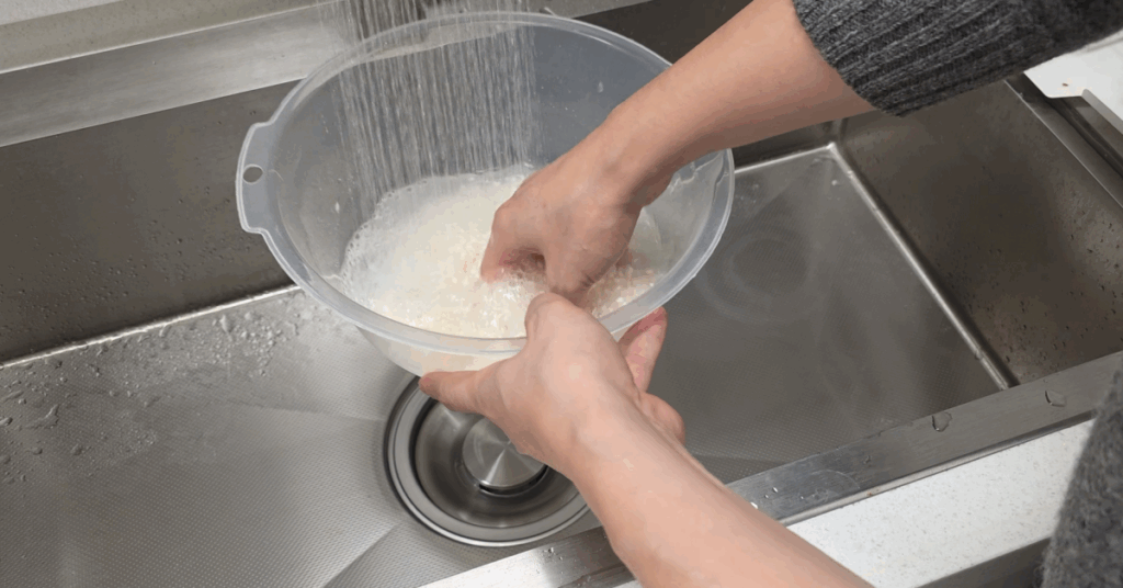 전기밥솥 내솥에서 쌀 씻기는 금물! 코팅 손상·금속 용출을 막는 쌀 씻기 핵심 과학과 쌀씻는 방법(쌀씻는 방법/쌀 씻는 법), 밥맛 살리는 살림 꿀팁을 정리했습니다.