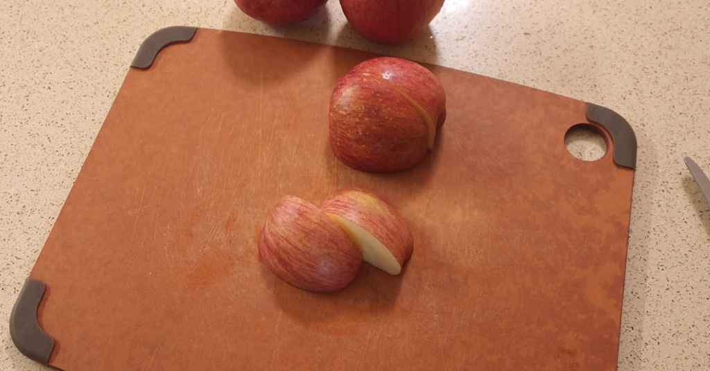 칼집 두 번으로 완성되는 맛있게 사과 먹는법을 소개합니다. 그릭요거트와 잼을 더해 간단하게 만드는 사과 레시피로 집에서도 고급 디저트를 즐겨 보세요.