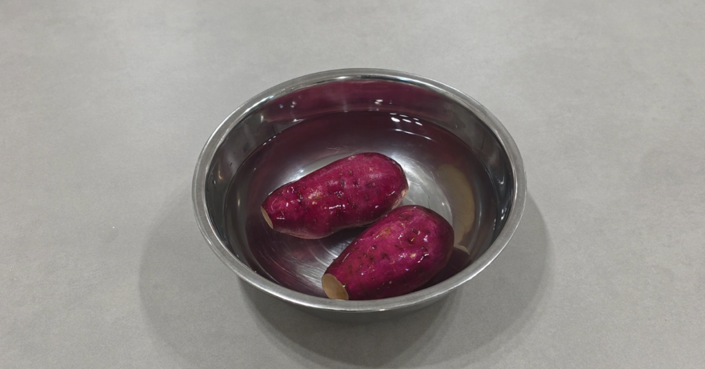 소금물 30분 담금만으로 고구마 삶는법이 달라집니다. 제철 고구마를 더 달콤하고 촉촉하게! 비율, 시간, 고구마 삶기·굽기·에어프라이어 팁까지 생활 꿀팁 총정리.