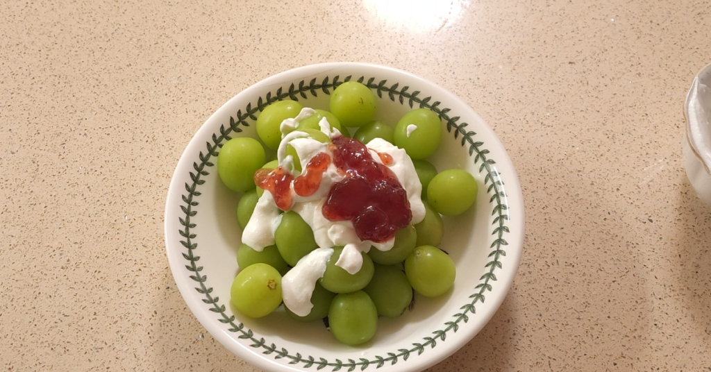 칼집 두 번으로 완성되는 맛있게 사과 먹는법을 소개합니다. 그릭요거트와 잼을 더해 간단하게 만드는 사과 레시피로 집에서도 고급 디저트를 즐겨 보세요.
