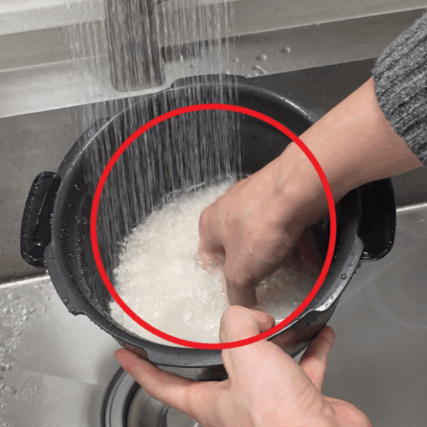 전국민 50%이 잘못한 쌀 씻기 ㄷㄷ 반드시 제대로 알아야하는 쌀씻는 방법 / 살림 꿀팁 (밥솥 코팅 벗겨집니다)
