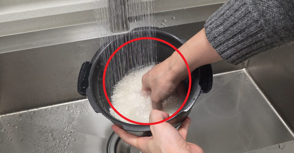 전국민 50%이 잘못한 쌀 씻기 ㄷㄷ 반드시 제대로 알아야하는 쌀씻는 방법 / 살림 꿀팁 (밥솥 코팅 벗겨집니다) 1