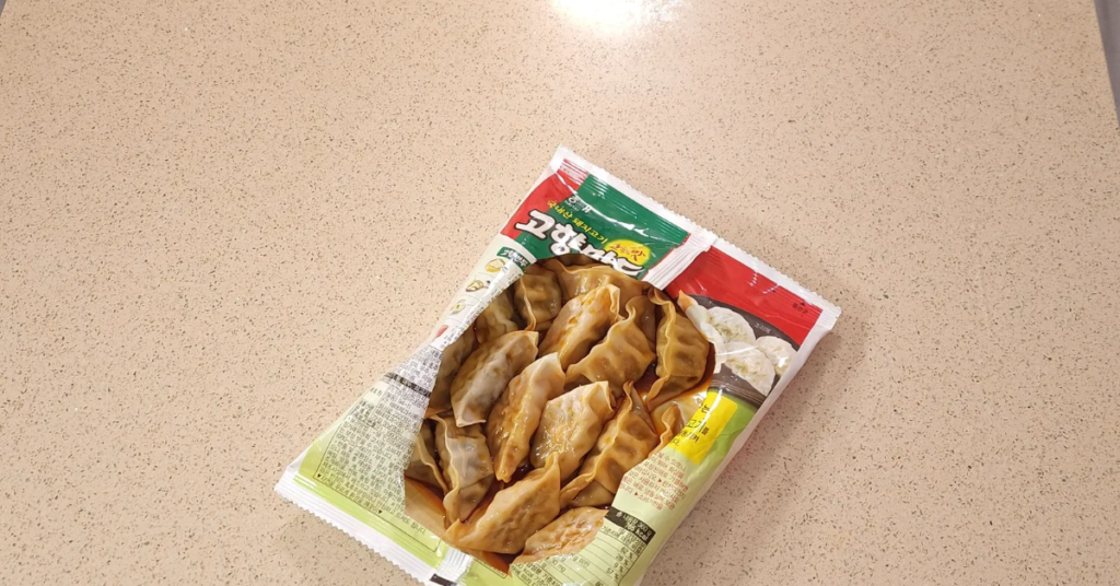 지금 전국에서 화제인 고향만두 레시피 1위를 소개합니다. 불 없이 전자레인지로 3분 만에 완성하는 초간단 만두 요리 비법을 확인하세요. 