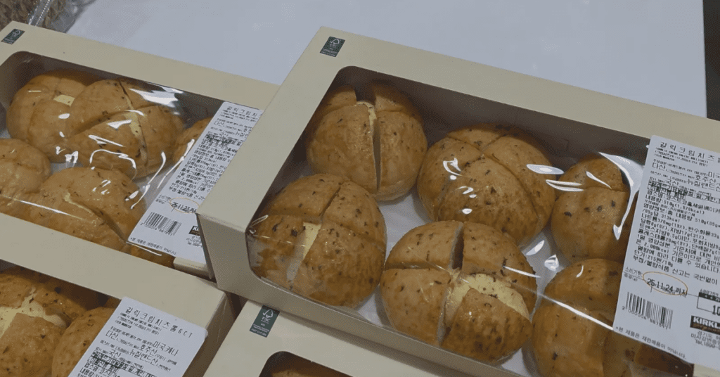 영하의 날씨에도 오픈런을 부르는 2025년 역대급 코스트코 식품 10가지를 소개합니다.