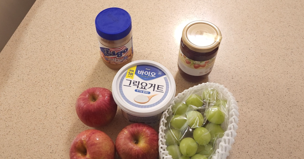 칼집 두 번으로 완성되는 맛있게 사과 먹는법을 소개합니다. 그릭요거트와 잼을 더해 간단하게 만드는 사과 레시피로 집에서도 고급 디저트를 즐겨 보세요.