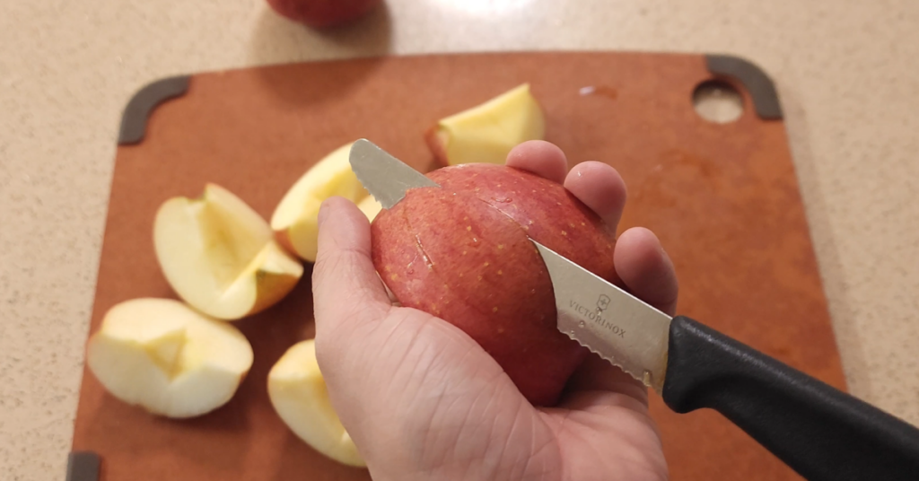 칼집 두 번으로 완성되는 맛있게 사과 먹는법을 소개합니다. 그릭요거트와 잼을 더해 간단하게 만드는 사과 레시피로 집에서도 고급 디저트를 즐겨 보세요.