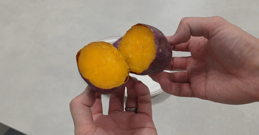 소금물 30분 담금만으로 고구마 삶는법이 달라집니다. 제철 고구마를 더 달콤하고 촉촉하게! 비율, 시간, 고구마 삶기·굽기·에어프라이어 팁까지 생활 꿀팁 총정리.