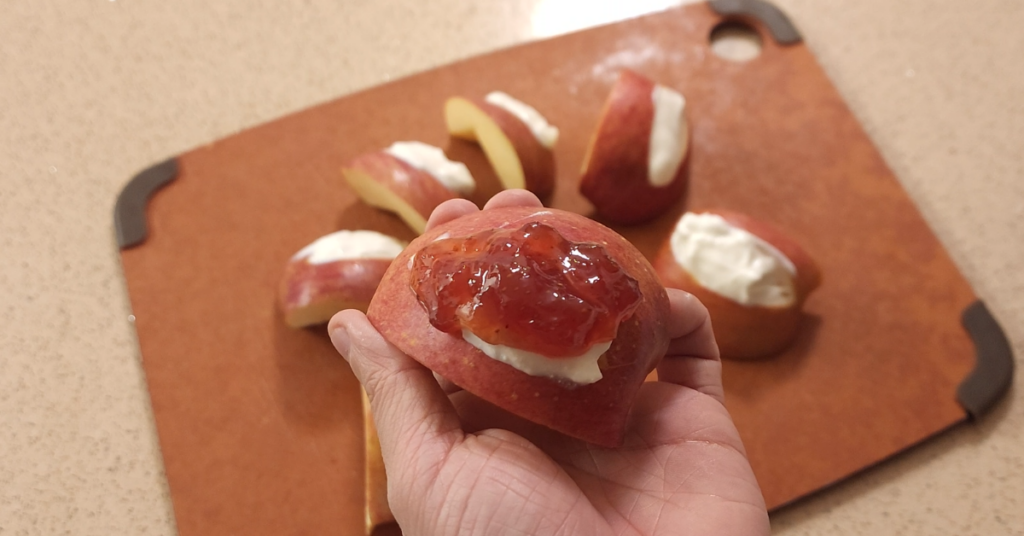 칼집 두 번으로 완성되는 맛있게 사과 먹는법을 소개합니다. 그릭요거트와 잼을 더해 간단하게 만드는 사과 레시피로 집에서도 고급 디저트를 즐겨 보세요.