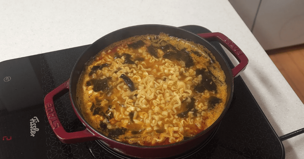 숙취로 고생하는 아침을 위한 과학적 근거의 해장 라면 레시피 1위를 공개합니다. 불닭볶음탕면과 미역국의 역대급 라면 꿀조합으로 속은 편안하게 국물은 얼큰하게 즐기는 라면 맛있게 끓이는 법을 지금 바로 확인해보세요.