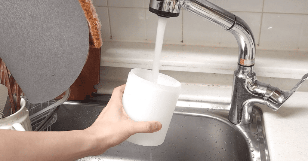 잘못된 가습기 사용법이 호흡기 건강을 망칠 수 있습니다. 수돗물 사용 이유와 올바른 가습기 위치 선정 그리고 세균 걱정 없는 가습기 관리 및 가습기 세척 방법을 확인해 보세요. 살림 고수들이 전하는 가습기 청소 필수 살림 꿀 팁 3가지를 지금 공개합니다.