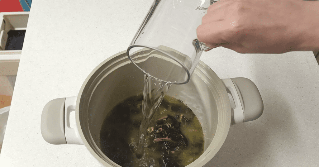 숙취로 고생하는 아침을 위한 과학적 근거의 해장 라면 레시피 1위를 공개합니다. 불닭볶음탕면과 미역국의 역대급 라면 꿀조합으로 속은 편안하게 국물은 얼큰하게 즐기는 라면 맛있게 끓이는 법을 지금 바로 확인해보세요.