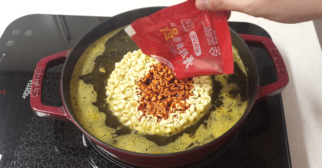 숙취로 고생하는 아침을 위한 과학적 근거의 해장 라면 레시피 1위를 공개합니다. 불닭볶음탕면과 미역국의 역대급 라면 꿀조합으로 속은 편안하게 국물은 얼큰하게 즐기는 라면 맛있게 끓이는 법을 지금 바로 확인해보세요.